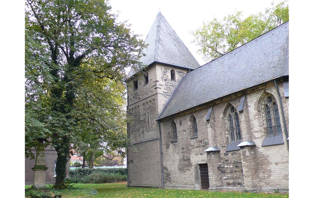 Blick von Süden auf die Kirche Alt Sankt Katharina in Köln-Niel, auch "Niehler Dömchen" genannt (2007).