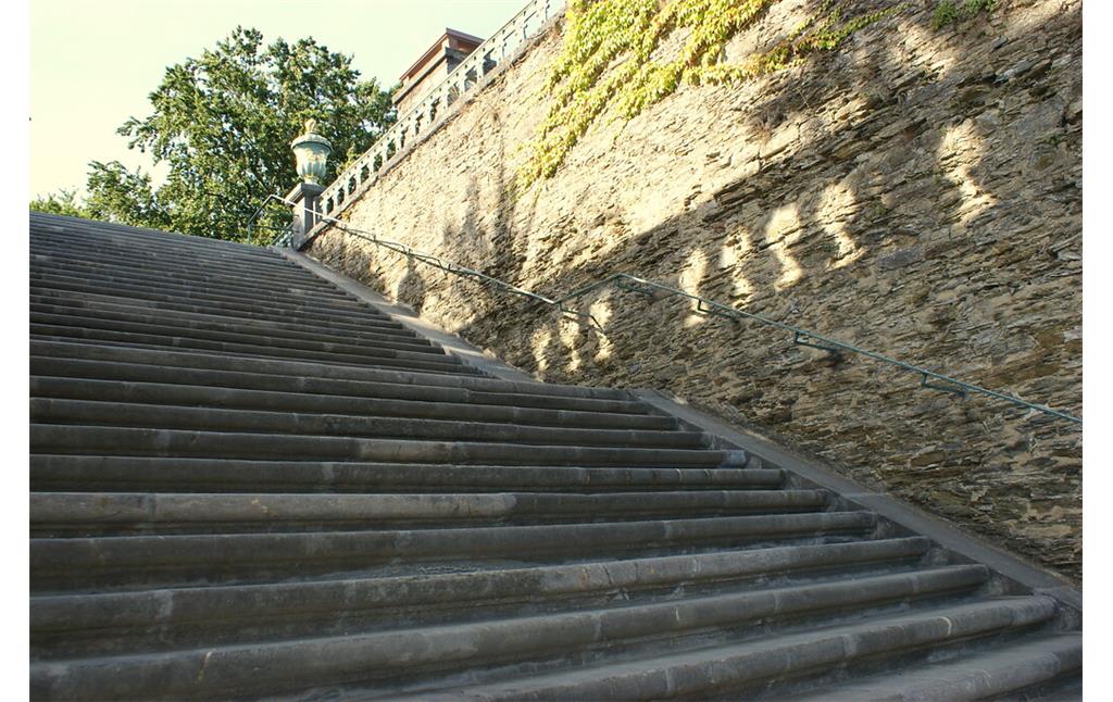 Freitreppe aus schwarzen Lahnmamor im Schlossgarten des Schlosses Weilburg (2020)