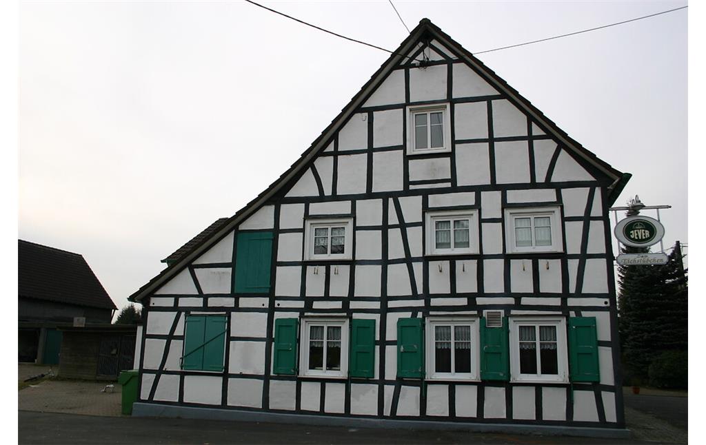 Fachwerk-Giebelseite des ehemaligen Wohnstallhauses mit Gaststätte in Eich (2008)