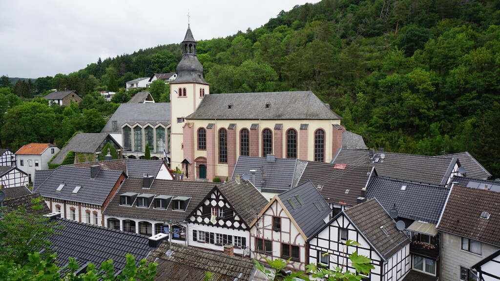 Blick von der Burg Hengebach auf die Burgsiedlung Heimbach mit ihren Fachwerkhäusern und der Kirche (2022).