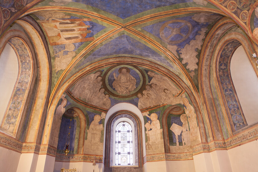 Innenansicht von Wandmalereien in der Doppelkirche St. Maria und Clemens (2015)