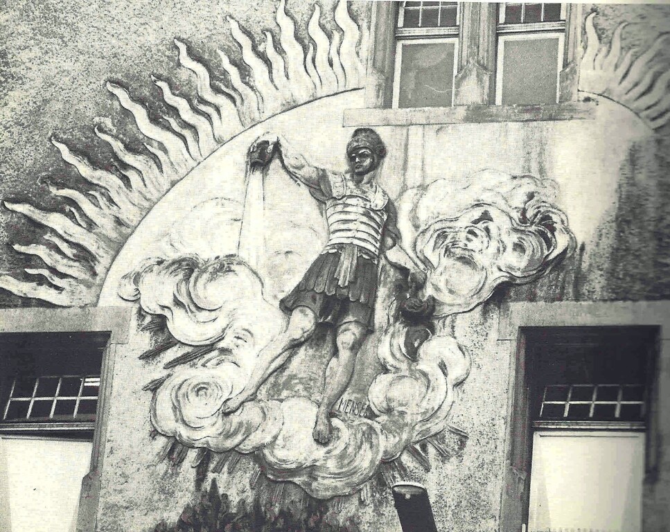 Historische Aufnahme des Ornaments auf dem Giebel der Alten Feuerwache Bonn (1924); dargestellt ist Sankt Florian, der Schutzpatron der Feuerwehrleute.