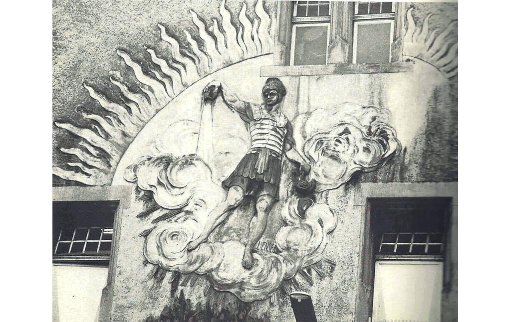Historische Aufnahme des Ornaments auf dem Giebel der Alten Feuerwache Bonn (1924); dargestellt ist Sankt Florian, der Schutzpatron der Feuerwehrleute.