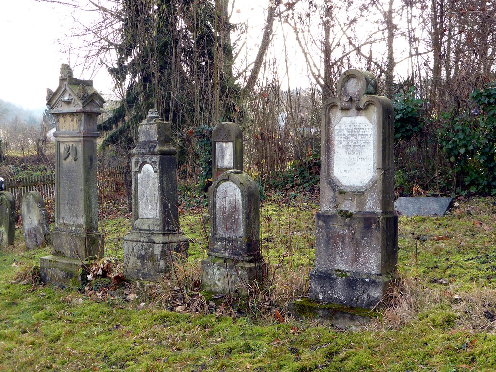 Grabstätten auf dem neuen Jüdischen Friedhof Sinzig, einem Teil des Kommualfriedhofs (2015)