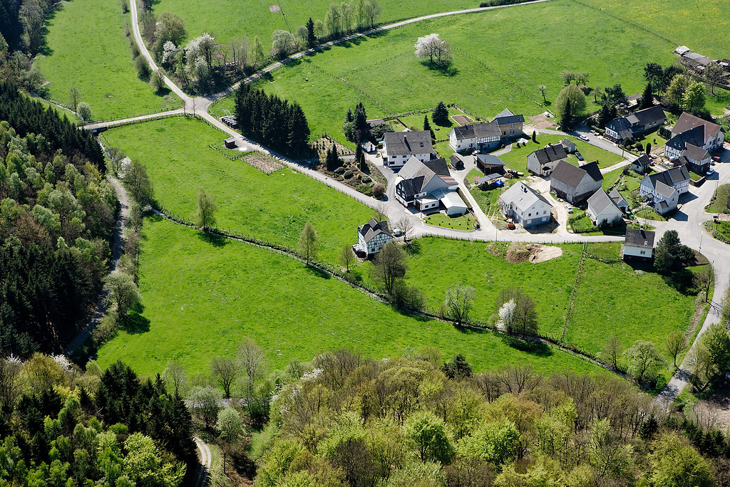 Luftbild der Bruchhauser Mühle (Fachwerkhaus vorne) am Bruchhausener Bach, Waldbröl (2009)