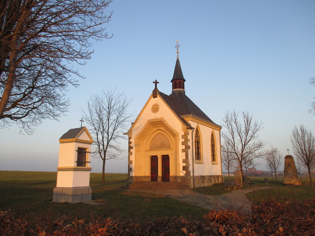 St.-Aldericus-Kapelle Füssenich mit Bildstock und Ehrenmal (2015)