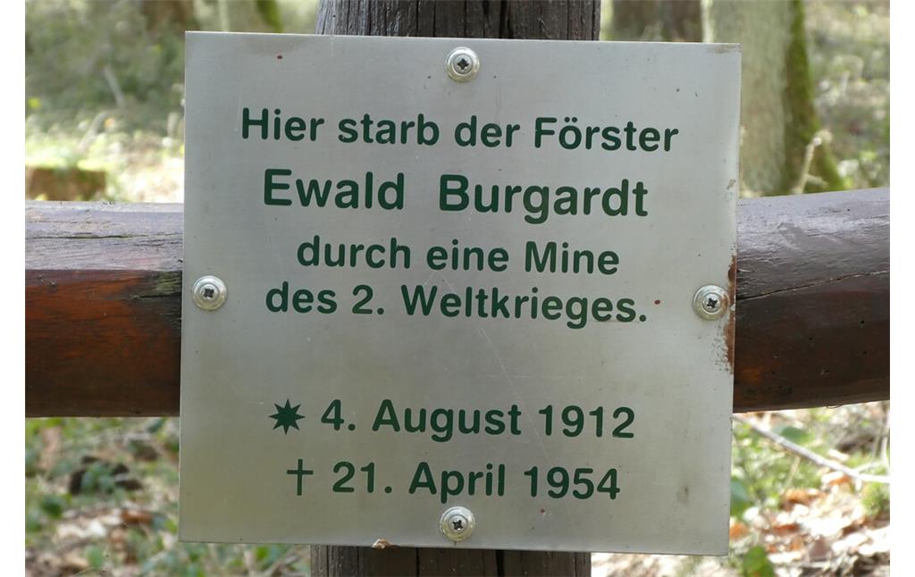 Bild 9: Detail eines Gedenkkreuzes bei Bergstein, das an den Tod des Försters Ewald Burgardt erinnert, der durch eine Mine starb (2020).
