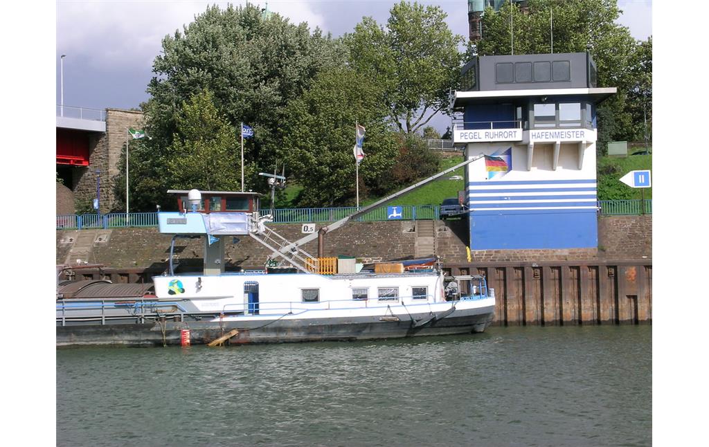 Pegel Ruhrort und Büro des Hafenmeisters (2004)