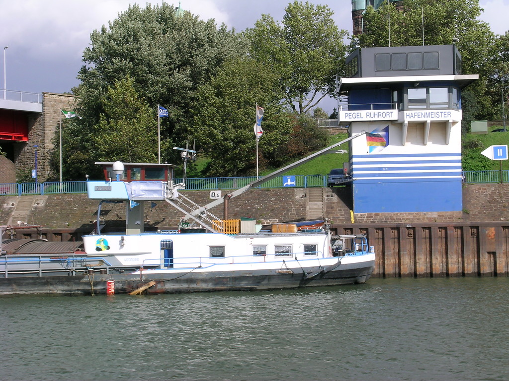 Pegel Ruhrort und Büro des Hafenmeisters (2004)