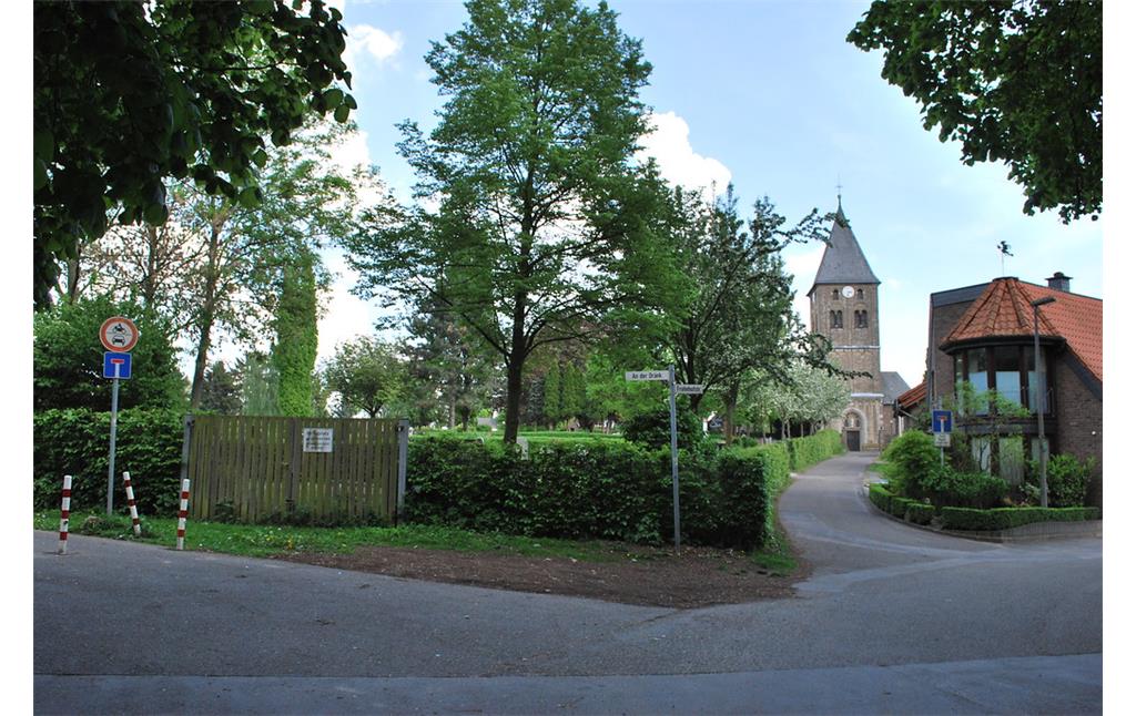 Kreuzung "An der Dränk" und "Fronhofstraße" in Köln-Esch mit Blick auf den historischen Friedhof und die romanische St. Martinus Kirche (2014).