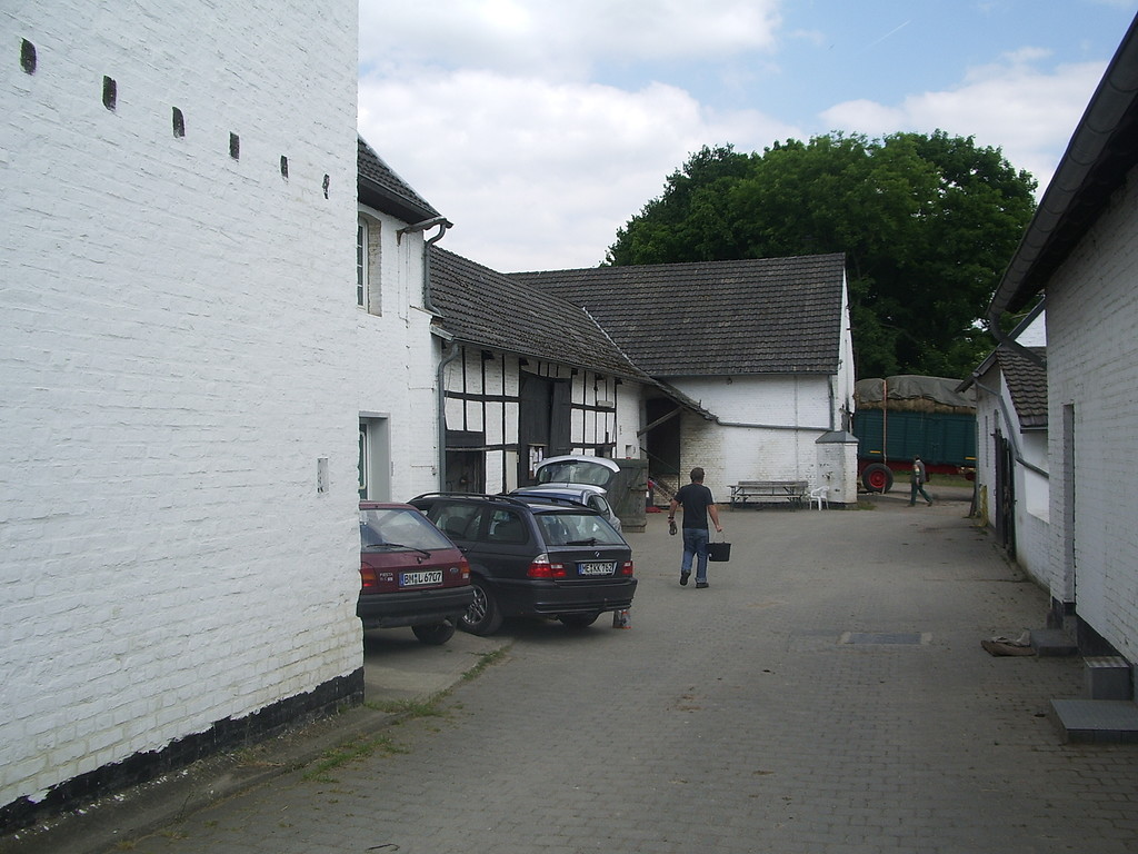 Blick in den Innenhof des Anwesens Pletschmühle. Das ehemalige Mühlengebäude befindet sich links (2008)