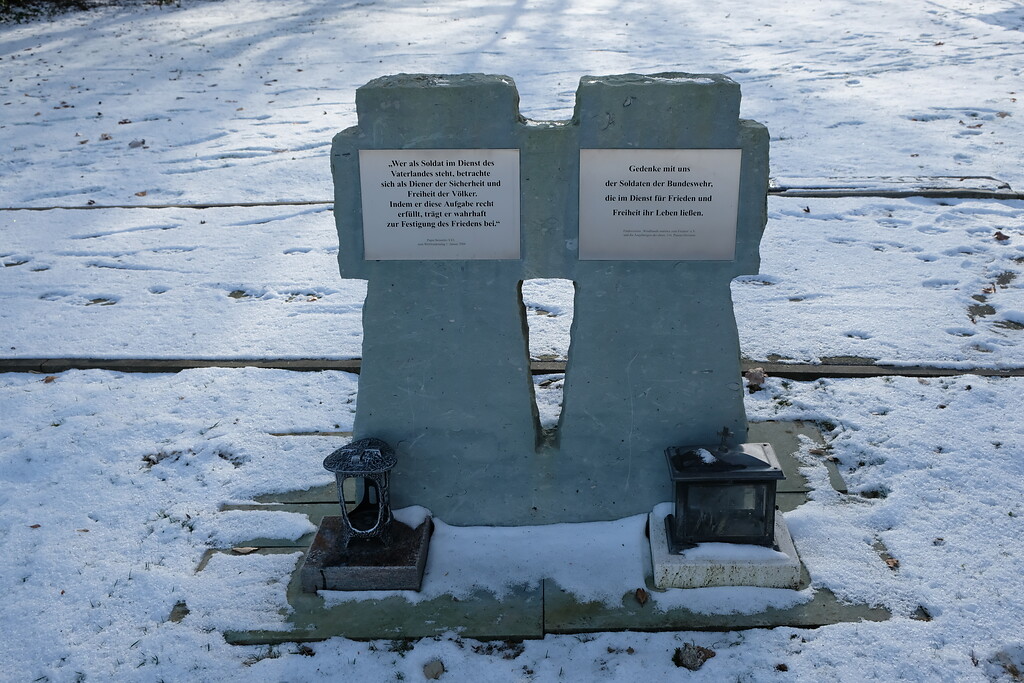 Bild 16: Fragwürdige Gedenktafeln des 'Fördervereins Windhunde mahnen zum Frieden', die an Bundeswehrsoldaten erinnern, die im Einsatz getötet wurden (2021).