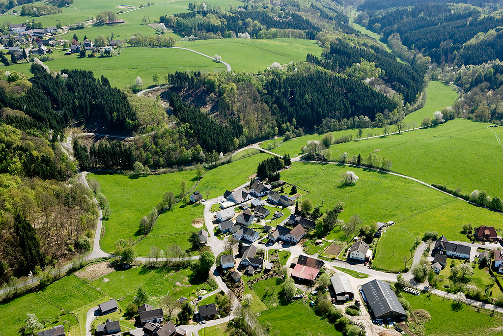 Luftbild der Bruchhauser Mühle (Bildmitte, Ortsrand) am Bruchhausener Bach, Waldbröl (2009)