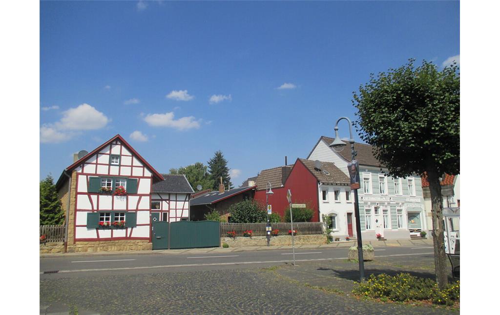 Winkelhofanlage aus Bruchstein und Fachwerk mit rot gestrichenen Balken in Embken (2015)
