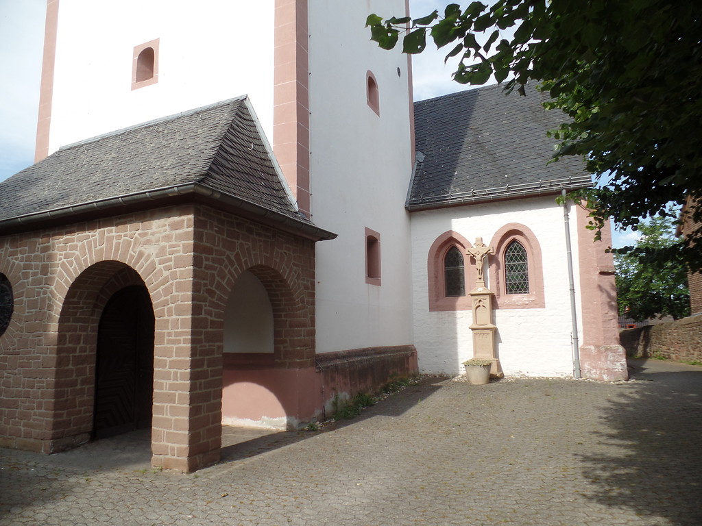 Steinkreuz an der Kirche St. Andreas in Glehn (2018)