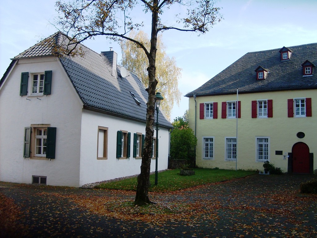 Schulgebäude (links) und Hauptgebäude (rechts) des Klosters Marienheide (2008)