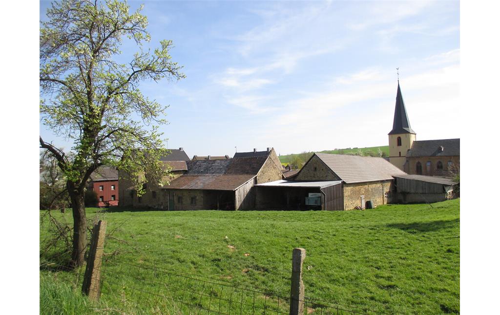 Muldenau mit der Pfarrkirche St. Barbara ist überwiegend von Grünland mit zahlreichen alten Obstbäumen umgeben. (2015)