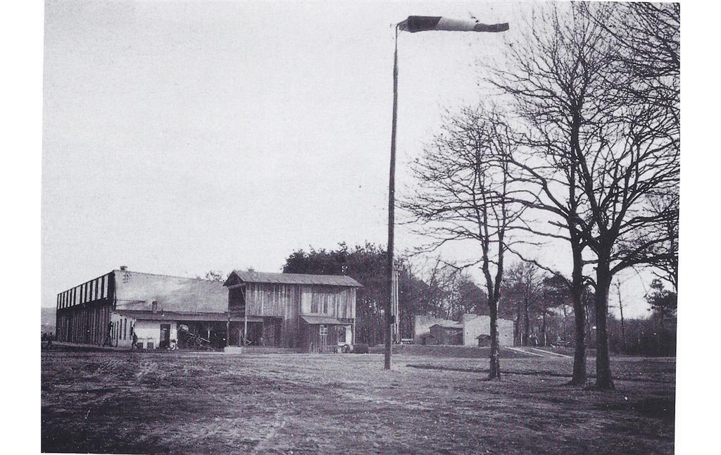 Seitenansicht der Flugzeughalle des Flugplatzes Hangelar 1917
