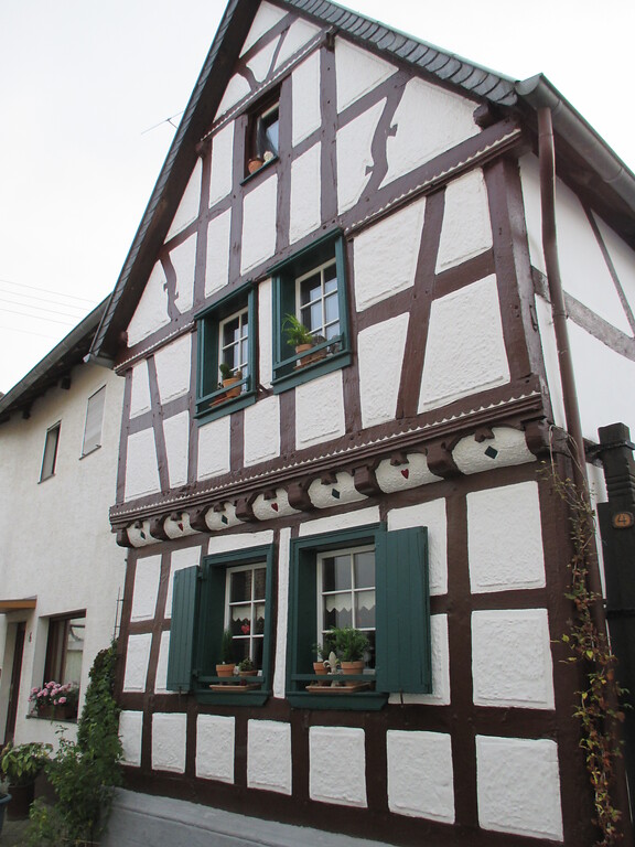 Fachwerkhaus mit auskragendem Obergeschoss und Verzierungen in Iversheim (2014)