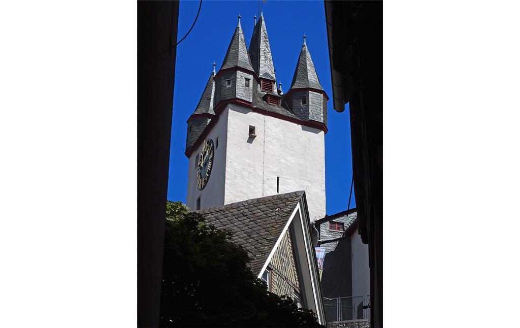 Hauptturm mit Turmuhr der Höhenburg Grafenschloss von den Straßen in Diez gesehen (2020).