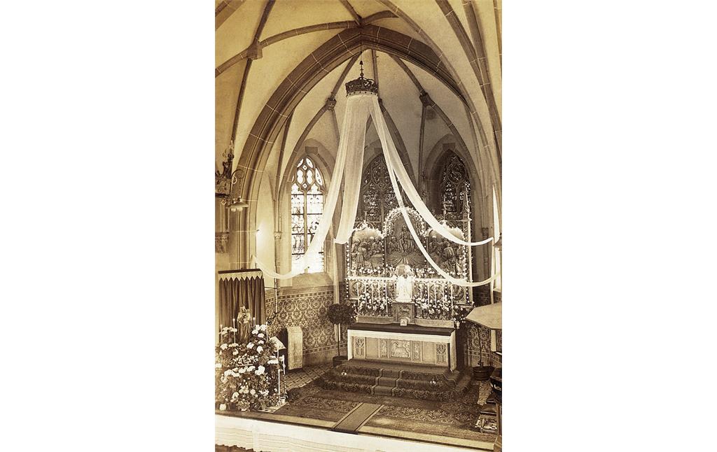 Katholische Pfarrkirche St. Margareta, Neunkirchen. Ansichtskarte um 1926 mit Innenansicht des neugotischen Erweiterungsbaus und festlich geschmücktem Altar der nördlichen Apsis