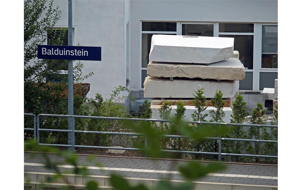 Bahnsteig am Bahnhof Balduinstein mit dem Firmengelände der THUST STEIN GmbH (2020)