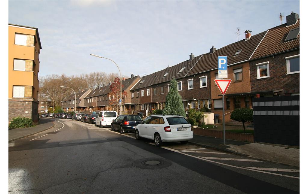 Die Hausfassaden der Ostseite der Keimesstraße verspringen aufgrund des bogenförmigen Verlaufes an zwei Stellen (2021)