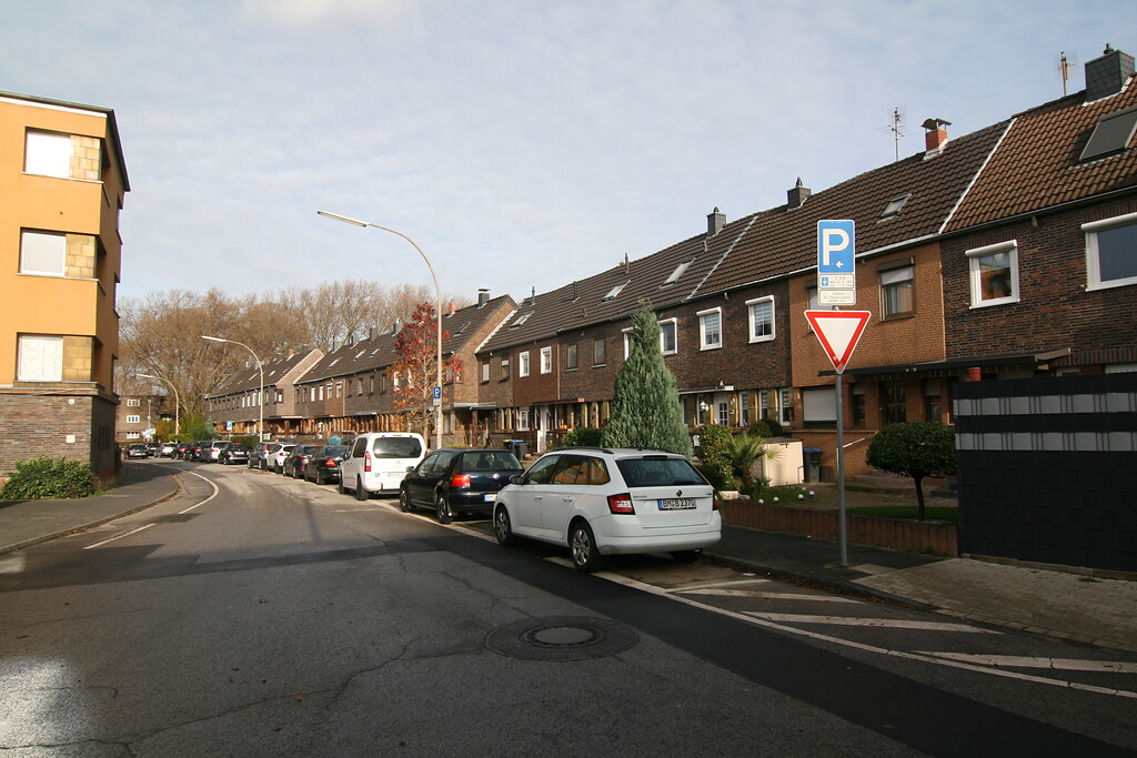 Die Hausfassaden der Ostseite der Keimesstraße verspringen aufgrund des bogenförmigen Verlaufes an zwei Stellen (2021)