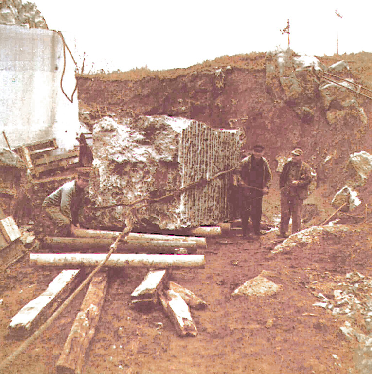 Historisches Fotos der Bergung eines Goldader-Blocks in Schupbach