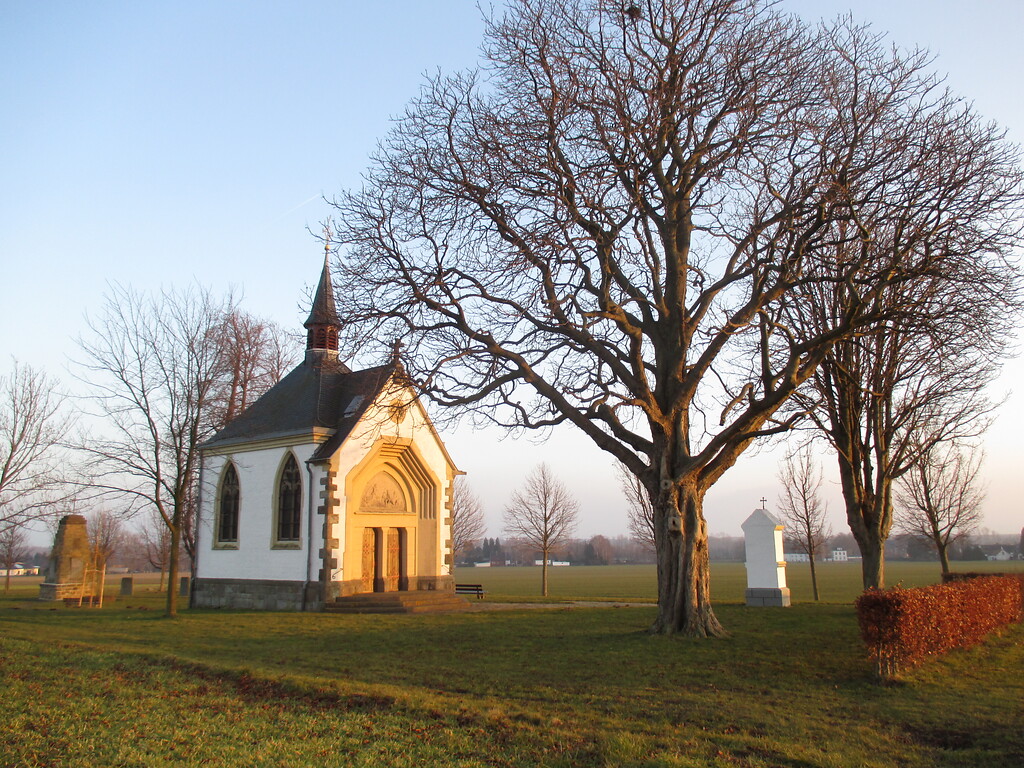St.-Aldericus-Kapelle Füssenich mit Bildstock und Ehrenmal (2015)