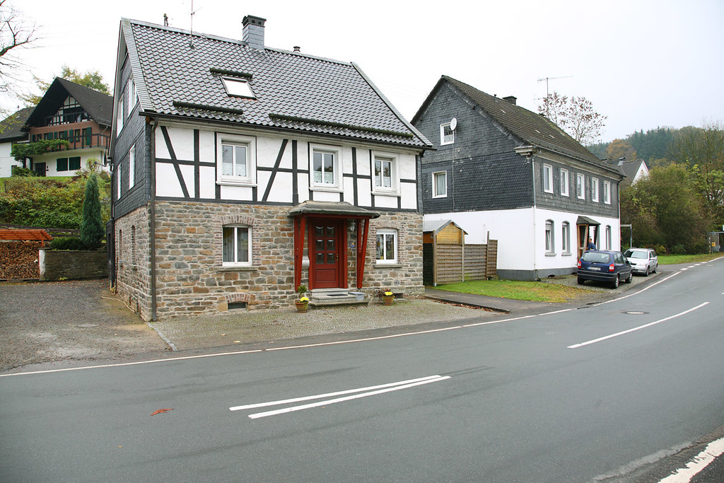 Gebäude aus Bruchstein mit Fachwerkobergeschoss im Weiler Himmerkusen (2008)