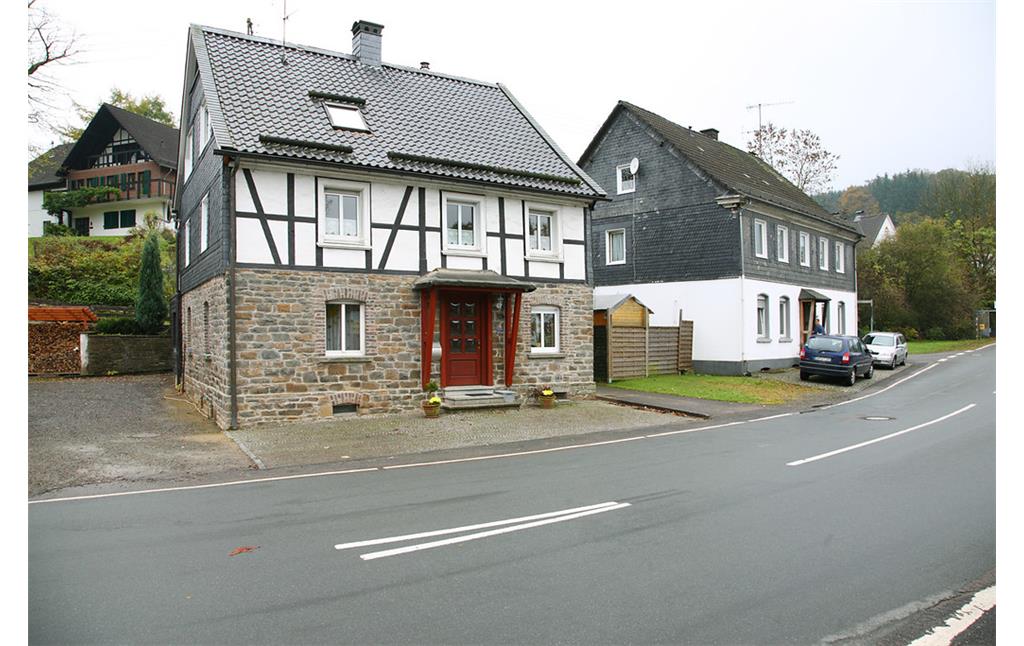 Gebäude aus Bruchstein mit Fachwerkobergeschoss im Weiler Himmerkusen (2008)