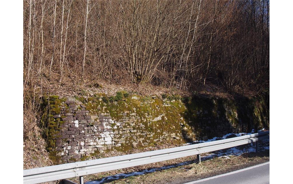 Alte Laderampe an der Landstrasse unterhalb des Bruchs (2018).