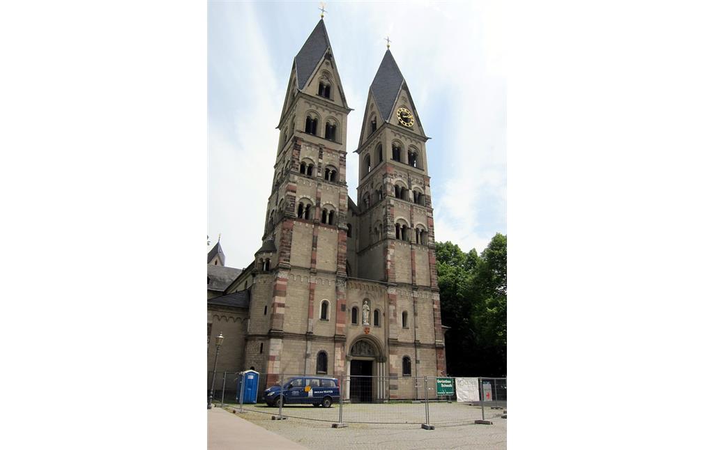 Türme der Basilika St. Kastor in Koblenz vom Kastorhof aus gesehen (2014)