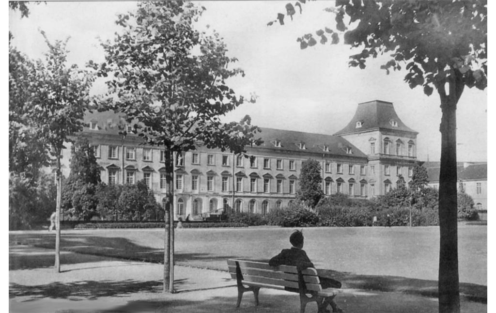 Der Hofgarten mit dem kurfürstlichen Schloss Bonn Ende der 1950er Jahre. Auffallend sind die frisch gepflanzten Linden und die fehlenden Turmhelme auf dem Schloss, die erst 1967 wiederhergestellt wurden.