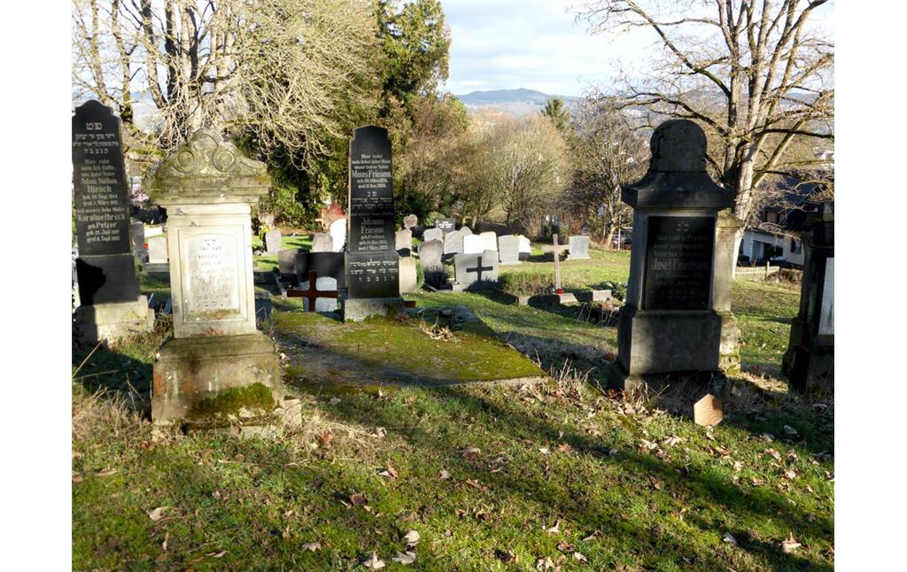 Grabstätten auf dem neuen Jüdischen Friedhof Sinzig, einem Teil des Kommualfriedhofs (2023)