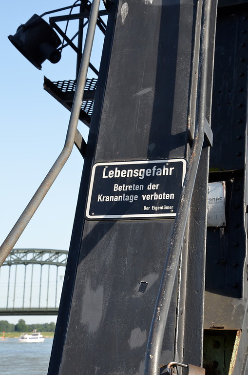 Hinweisschild am Hafenkran Nr. 34 im Kölner Rheinauhafen (2013)
