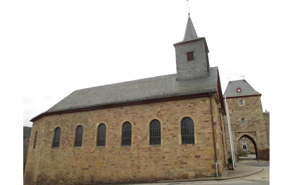Katholische Pfarrkirche St. Brigida und Torturm der Burg Maubach (2015)