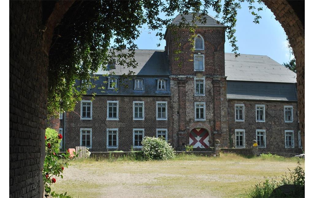 Das spätgotische Schloss Kellenberg geht zurück auf einen ersten Bau aus dem 14. / 15. Jahrhundert. Hier zu sehen ist der Blick durch den Torbogen der Vorburg auf den dahinterliegenden Hofraum mit dem Schloss (2015).