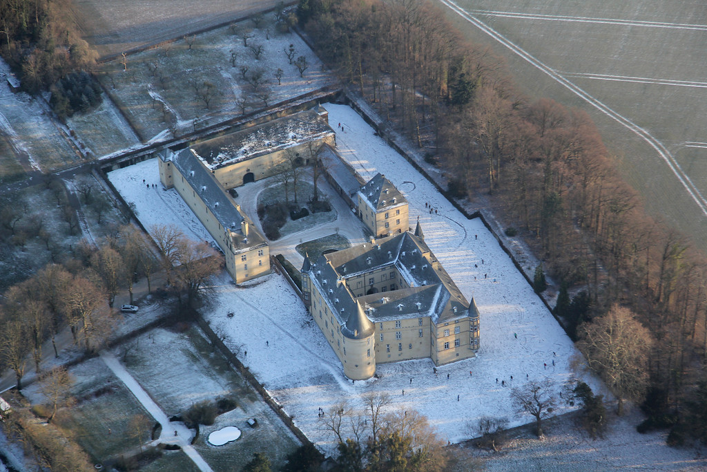 Burg Adendorf von Südwesten (2012)