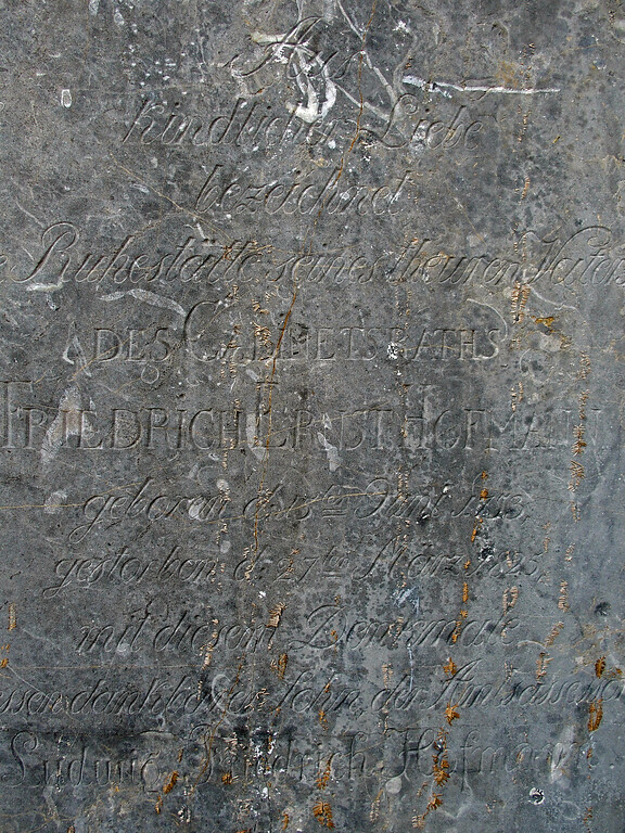 Inschrift auf einem Epitaph aus Lahnmarmor an der Friedhofskirche in St. Georgen (2020)