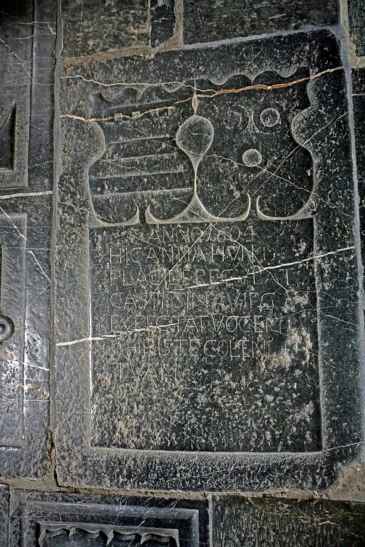 Frühere Grabplatte und nun Bodenplatte in der evangelischen Kirche Schupbach (2020)