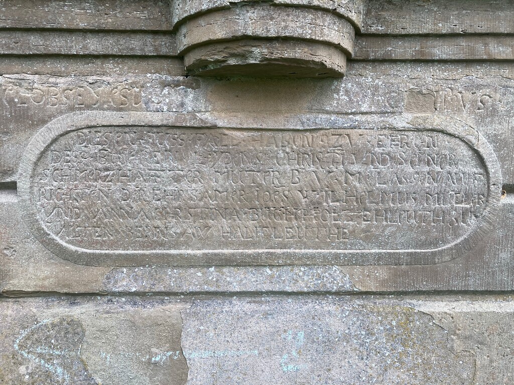Inschrift auf der Station Nr. 3 des Fußfallwegs von Overath nach Marialinden (2021)