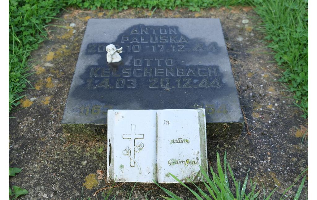 Bild 8: Einzelne Grabplatte mit individuellem Grabschmuck auf der Kriegsgräberstätte Vossenack heute (2016).