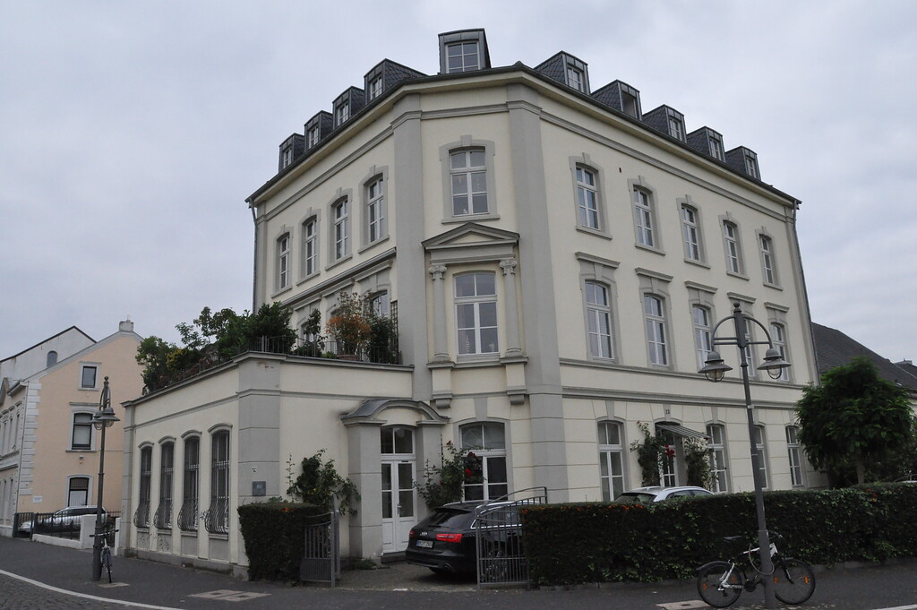 Das ehemalige Hotel "Deutscher Kaiser" wurde 1880 als dreigeschossiger Putzbau mit Walmdach in Brühl errichtet (2014)