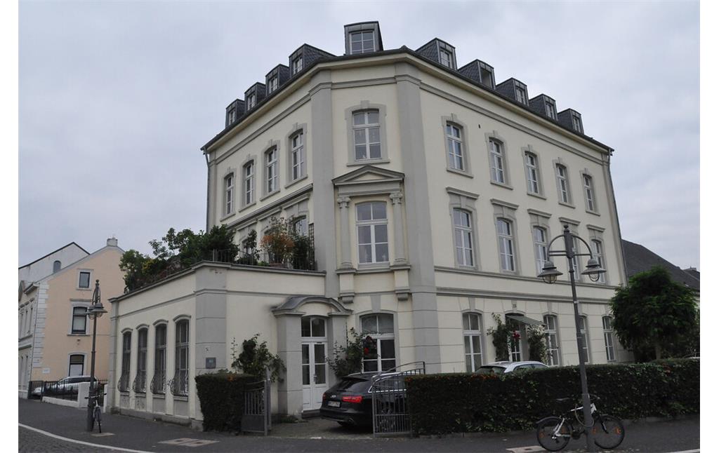 Das ehemalige Hotel "Deutscher Kaiser" wurde 1880 als dreigeschossiger Putzbau mit Walmdach in Brühl errichtet (2014)