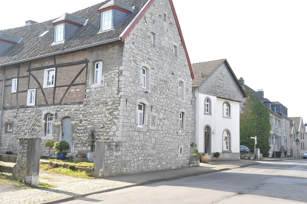 Historischer Straßenzug in Alt-Breinig in Stolberg mit Bauernhäusern aus Bruchstein, teilweise mit Fachwerkelementen (2014).