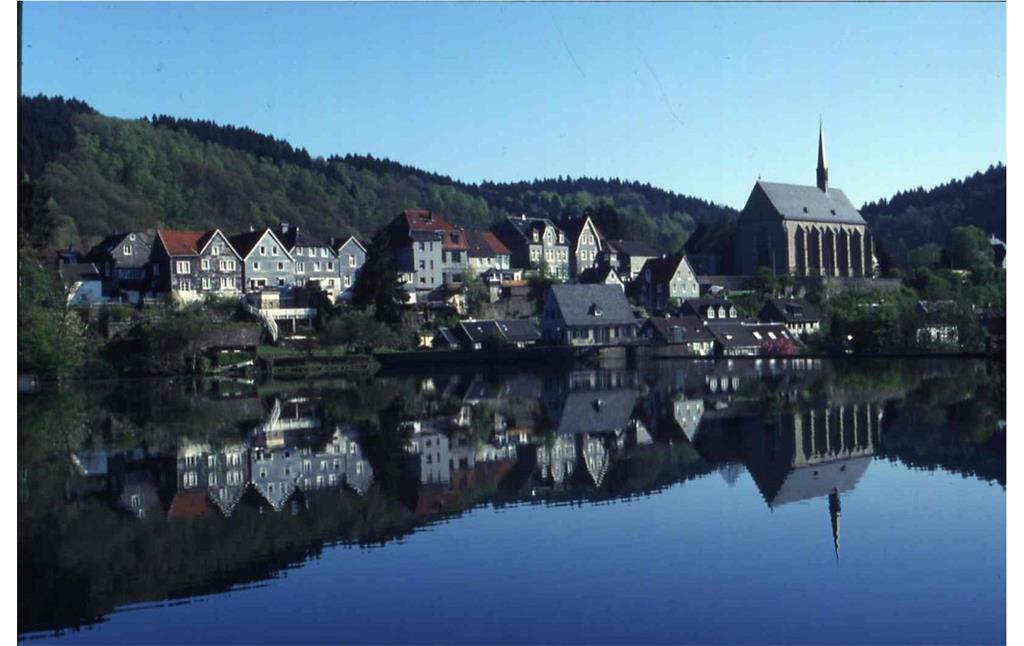 Der Ort Alt-Beyenburg (2004). Im Vordergrund befindet sich ein Stausee, in dem sich die Gebäude des Ortes spiegeln.