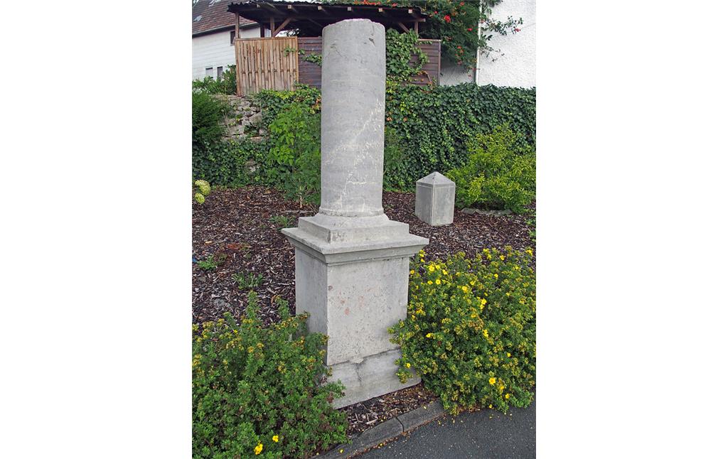 Lahnmarmorsäule auf dem Friedhof von St. Georgen (2020)