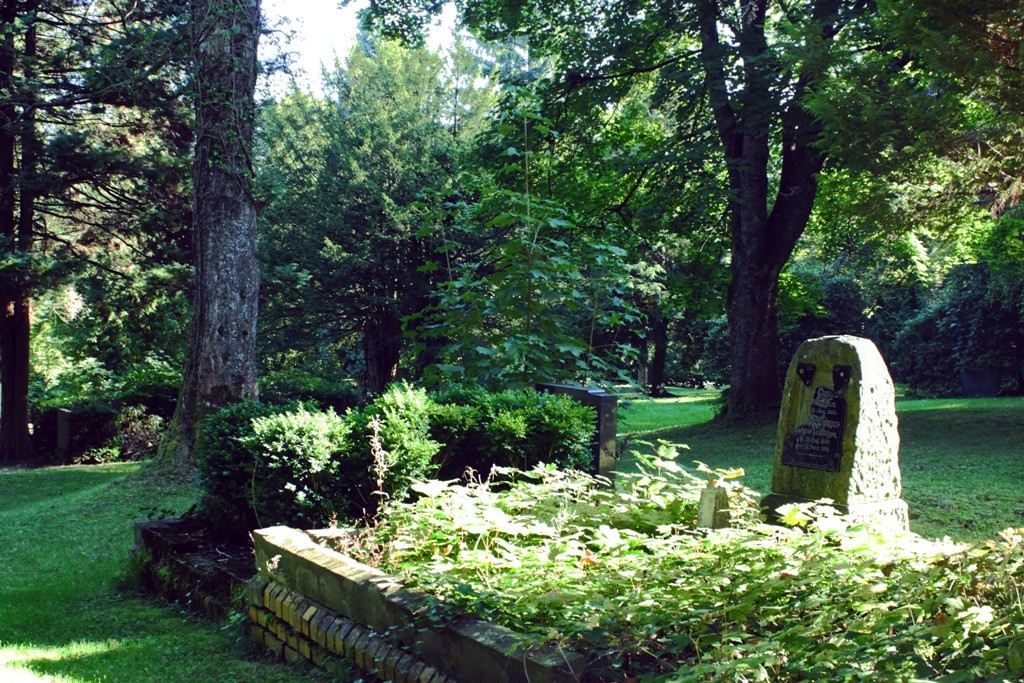 Ein alter Grabstein im Wiedenhofpark in Waldbröl (2013).